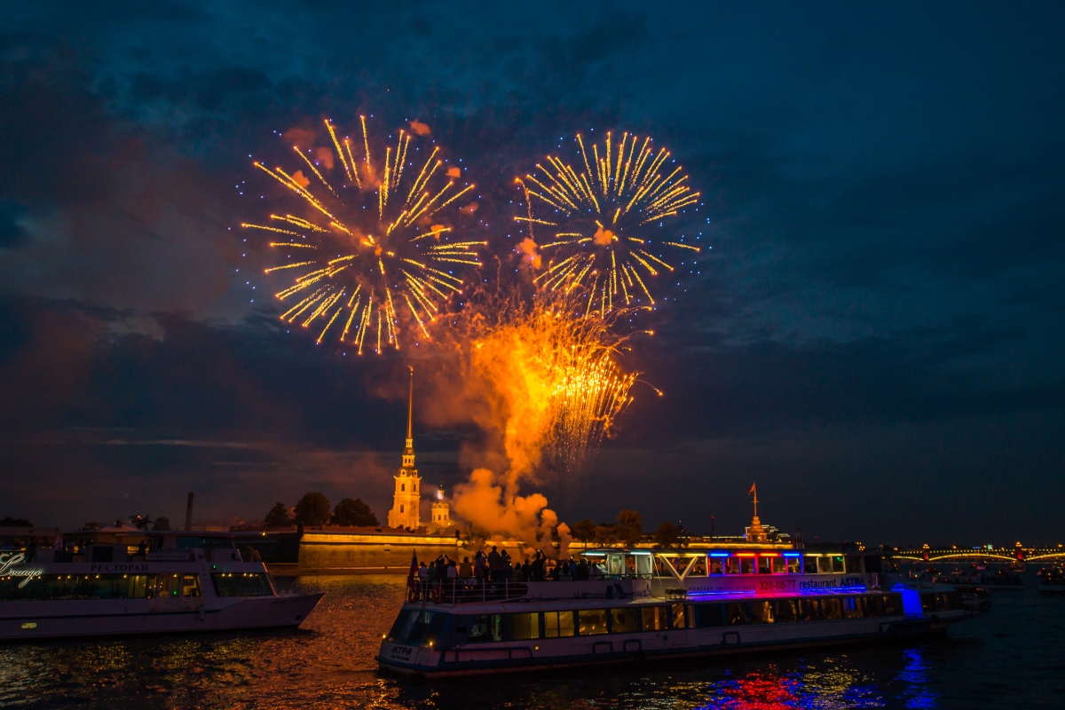 День города кронштадт салют. Салют на ВМФ В Питере. Салют 9 мая с теплохода в Санкт-Петербурге. Салют в Кронштадте. Салют день ВМФ СПБ.